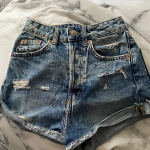Jeans shorts - Högmidjade jeans shorts från hm divided med lite små hål, skit snygga,lite för små för mig, ingen dragkedja utan knappar💕🤜🏼