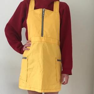 The Ragged Priest klänning  - Cute klänning, snygg o ha utanpå sweatshirt eller hoodie 🥵🥵  köpt från ragged priest, knappt använd. Har dragkedja upptill och på fickorna 