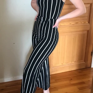 Svart-vit-randig Byxdress - Härlig och sommrig byxdress från Bershka❤️ Är töjbar så passar både XS och S! använd 1 gång❤️frakt tillkommer