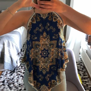 Halterneck topp Zara - Färgglad halterneck linne från zara. Silkigt tyg! Storlek  Small💜