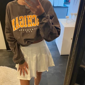 Sweatshirt  - Sweatshirt från shein. Älskar den men tyvärr jätte stor på mig🥰 Helt ny! Frakt tillkommer🌸 jag har vanligtvis xs och denna skulle passa någon med s/m 