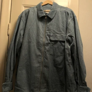 LJUSBLÅ MANCHESTERJACKA H&M - HELT OANVÄND manchesterjacka från H&M, prislapp sitter kvar. Kan mötas upp/alternativt köpare står för frakt.