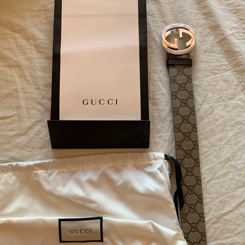 Gucci bälte storlek 90, skick 9/10 box och påse medföljer, pris 1500kr. Accessoarer.