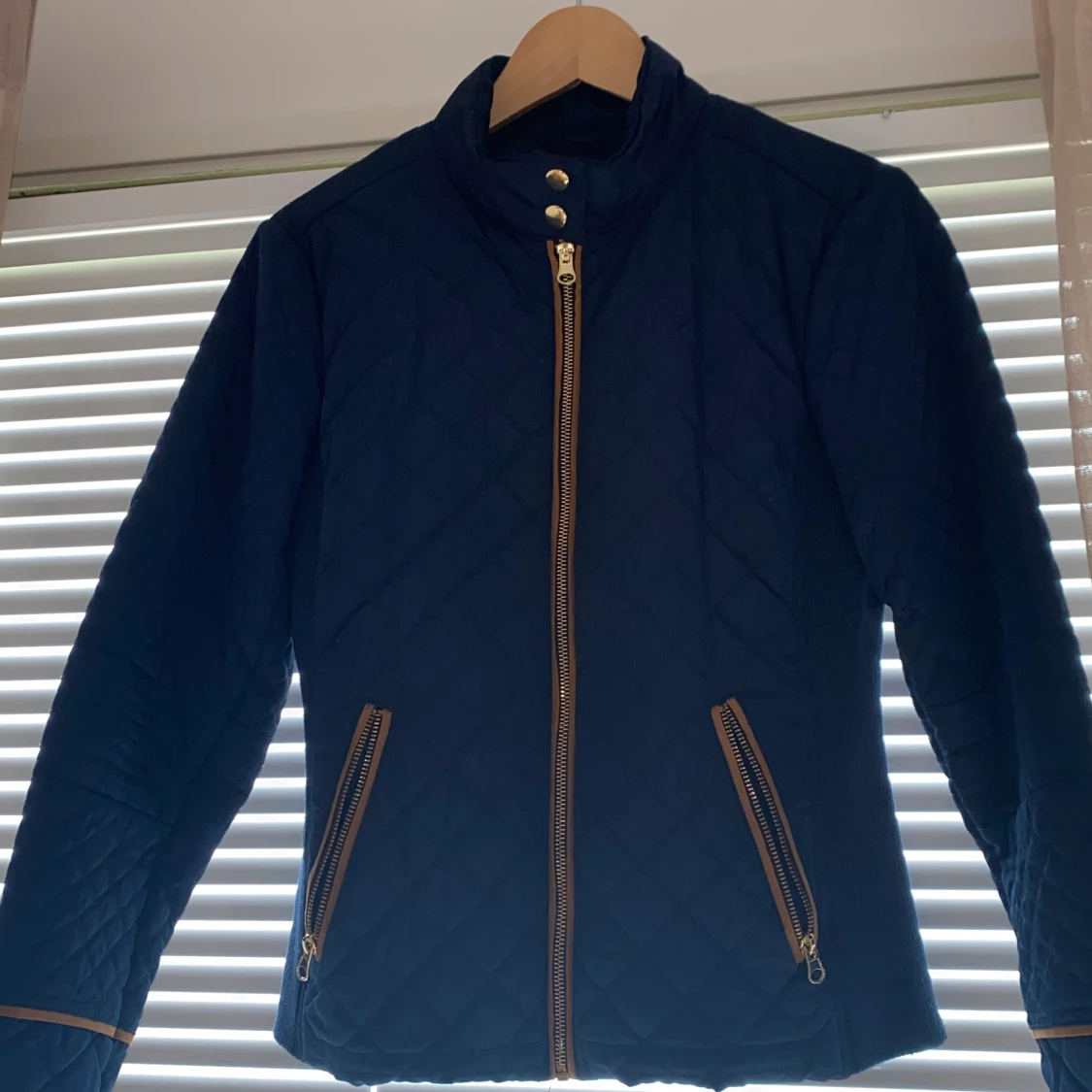 Marinblå vår/höst jacka med bruna och guldiga detaljer, så gott som ny i storlek M