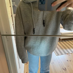Hoodie  - Snygg hoodie med små detaljer på snörena. Aldrig använd! 