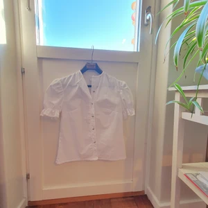 Topp med puffärmar storlek XS/S - En söt topp med puffärmar som tyvärr inte kommer till användning. Den är köpt second-hand men i fint skick och skulle uppskatta att den passar XS/S. 