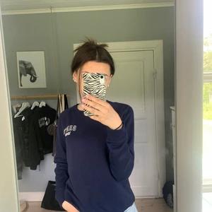 Gant sweatshirt  - Marinblå Gant sweatshirt, superfin att ha till nästan vad som helst! Använt 1-2 gånger så väldigt fint skick! 