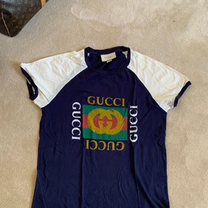 Gucci Tee, Modern future - Skick 9/10. Inköpt 2017 på Gucci i Stockholm. Andvänd endast ett fåtal gånger. Storlek M men har en bra passform. Pris kan diskuteras. I butik kostar den 2700