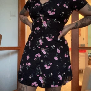 Summer dress - Worn once (selling because it doesn’t fit like I want it to)☺️🤍