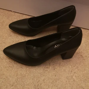 klackskor - Högklackade skor som basar för det mesta. 