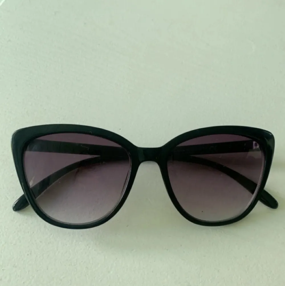 Svarta simpla solglasögon ifrån H&M. Använda fåtal gånger, fint skick! . Accessoarer.