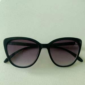 Svarta simpla solglasögon ifrån H&M. Använda fåtal gånger, fint skick! 