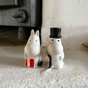 Mumintroll + muminhuset - Små söta mumintroll handgjorda i gips 💛 Säljs styckvis 50kr💛 Köper man alla får man ett paketpris 200kr. Vid köp av fler hantverk ges rabatt givetvis 💗 