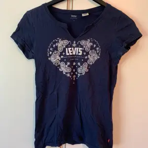 Säljer min Levis t-shirt som är mörkblå med ett jättefint mönster som bildar ett hjärta på bröstet. Strl XS. 