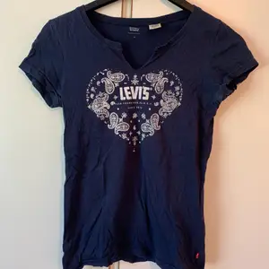 Säljer min Levis t-shirt som är mörkblå med ett jättefint mönster som bildar ett hjärta på bröstet. Strl XS. 