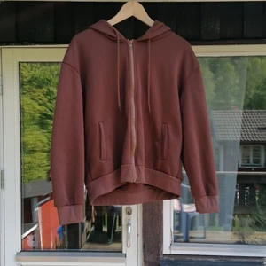 Brun zip up hoodie  - Den är köpt här på Plick, men den är inte längre min stil. Fickorna är igensydda, men borde gå lätt att sprätta. Frakt ingår 