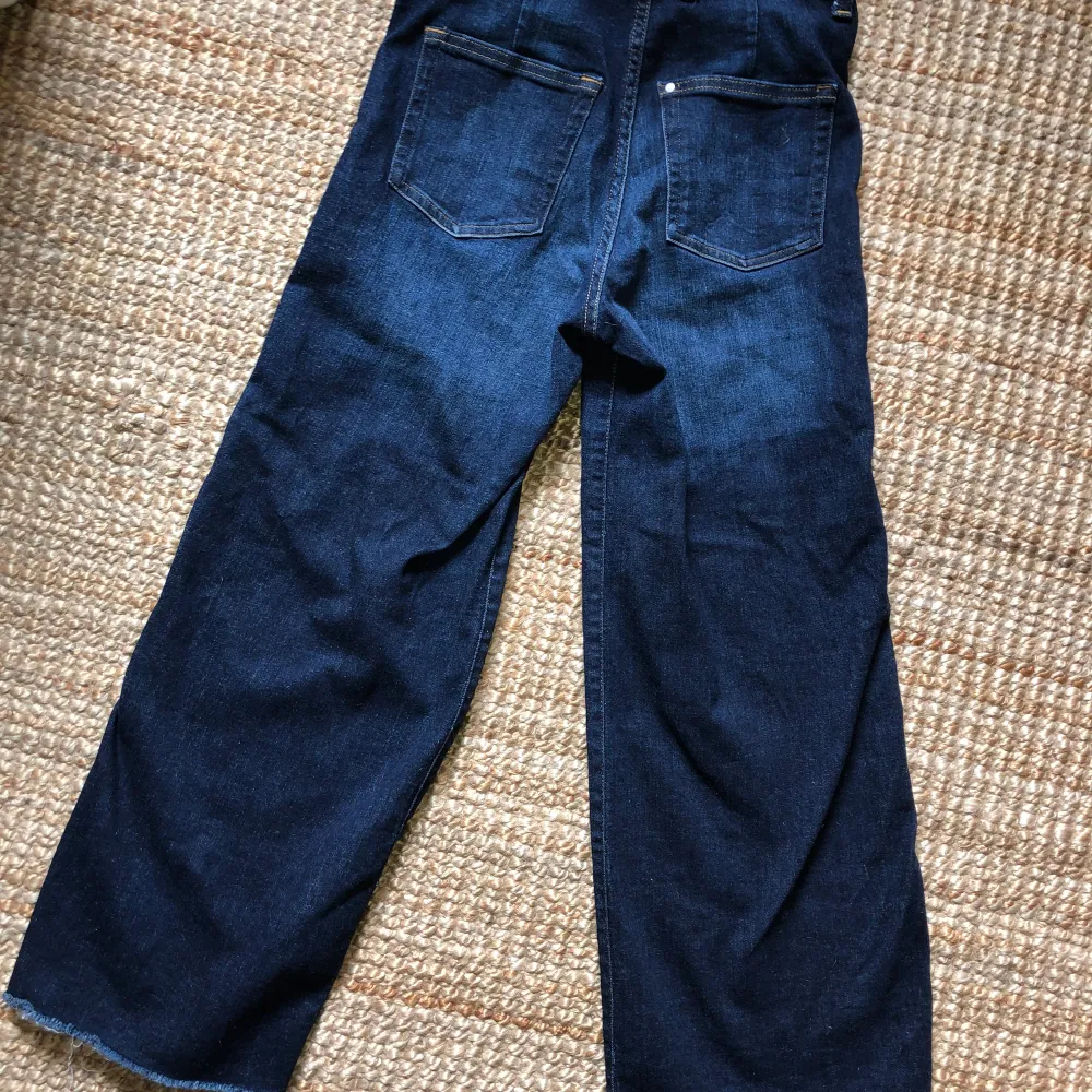 Mörkblå jeans i culotte stil, fina till sommaren i storlek 36💙 pris 80+frakt. Jeans & Byxor.