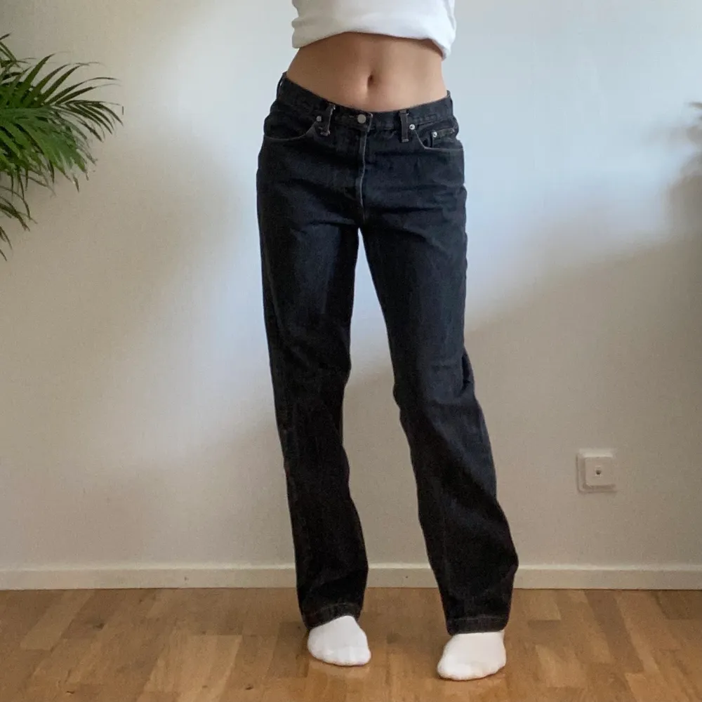 väldigt swag najs mörkgrå ish jeans! jag är 169 cm lång & har vanligtvis storlek w26. Jeans & Byxor.