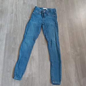 Blå jeans märke alex från ginatricot storlek M. sparsamt använda. Nypris 299. Frakt tillkommer. Betals med swish