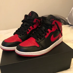 Nike Air Jordan 1 Mid Banned - Nike Air Jordan 1 Mid Banned. Cond: 7/10. Storlek: 41. Kvitto finns. Nypris: 1300kr. Mitt pris: 799kr. Köparen står för frakt. (Blev aldrig av med de på första försöket så vi försöker igen)