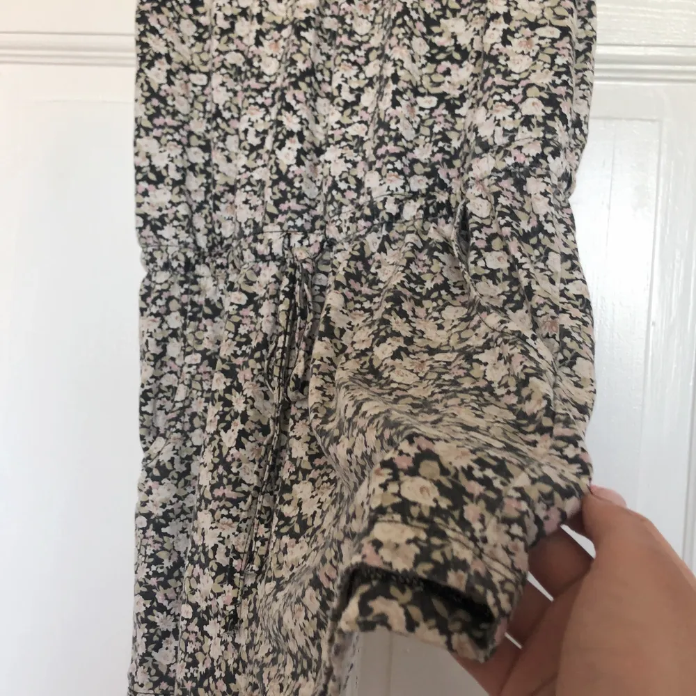 Jumpsuit perfekt nu till sommaren! Storlek S från bikbok för endast 50kr + frakt💗. Kjolar.