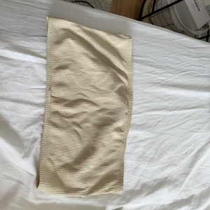 Topp från NA-KD i storlek M - Bandautopp i Beige storlek M från NAKD. Har material på ovansidan som gör att den inte åker ner. Ribbad och söt topp. 
