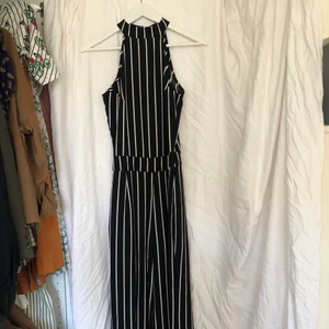 Byxdress Bikbok strl XS - Jättefin byxdress med öppen rygg! Använd en gång och som helt ny ✨ 