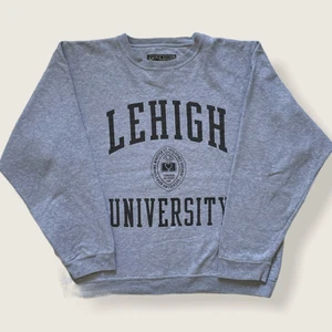 Vintage University Sweatshirt Lehigh  - Skick 10/10.                                                                           Vintage University Sweatshirt LEHIGH.                               Står M i tröjan men är mer som L. 