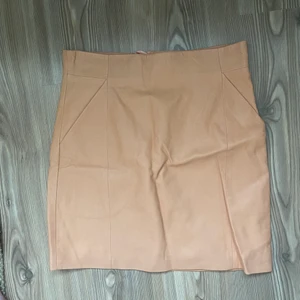 Skinnkjol  - Skinnkjol från H&M Trend storlek 38. Knappar använd. 