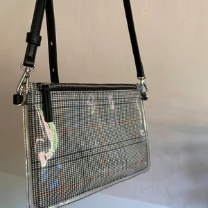 Väska från Carin Wester  - Liten väska från Carin Wester i ett rutigt mönster! Superfin och enkel. Jag har gjort ett extra hål för att remen ska kunna vara kortare om en vill! Använd en gång tyvärr.. 