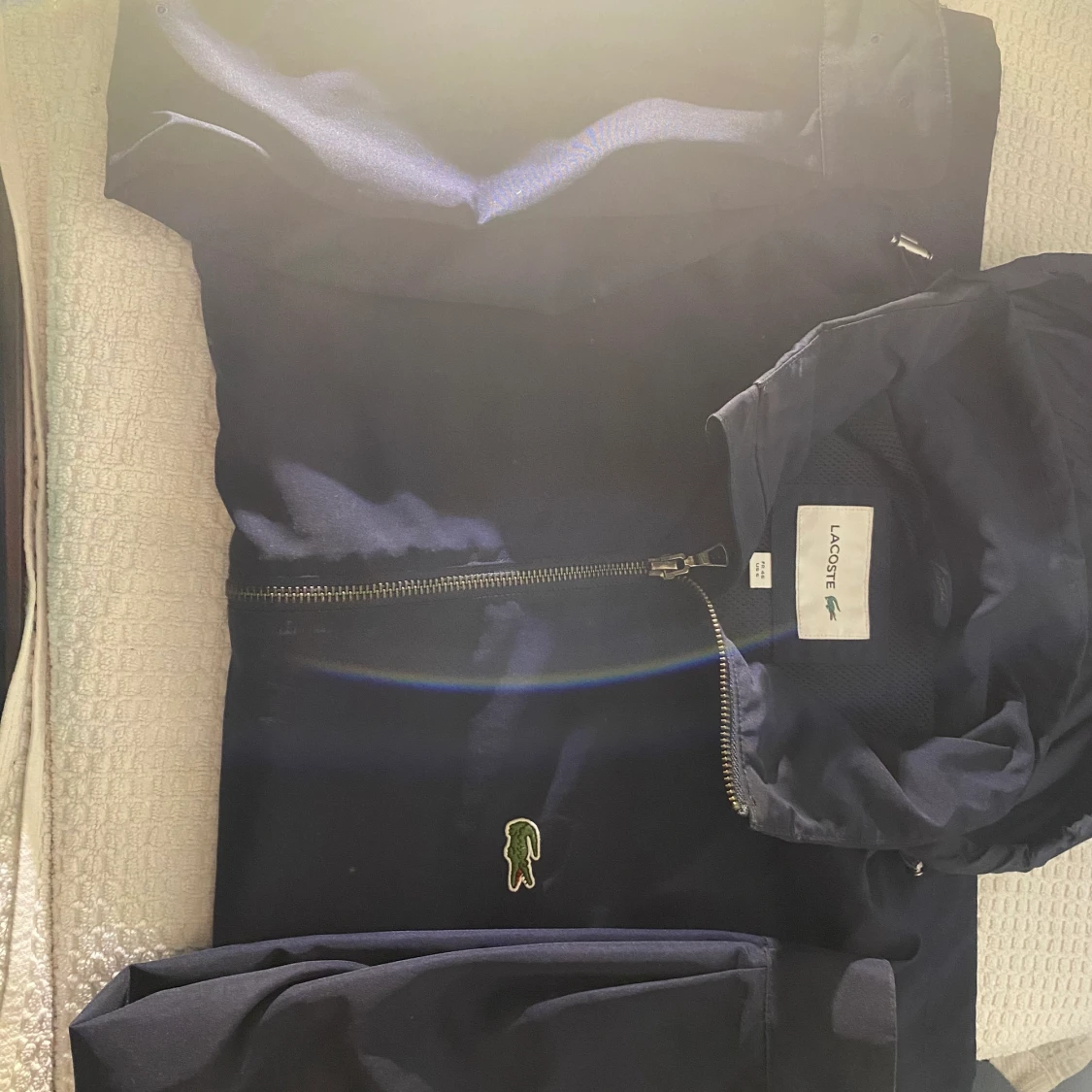 Lacoste tunn jacka i marinblå färg.