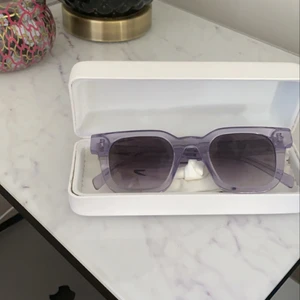 Chimi x H&M - Intressekoll på mina pastell lila, jättefina solglasögon! Aldrig använda och det är alltså chimi som har gjort ett collab med hm💕💕