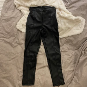 Läderbyxor - Säljer dessa coola läderbyxor från Gina Tricot i storlek S. Helt oanvända. Skriv privat för mer info och mer bilder☺️ Pris + Frakt