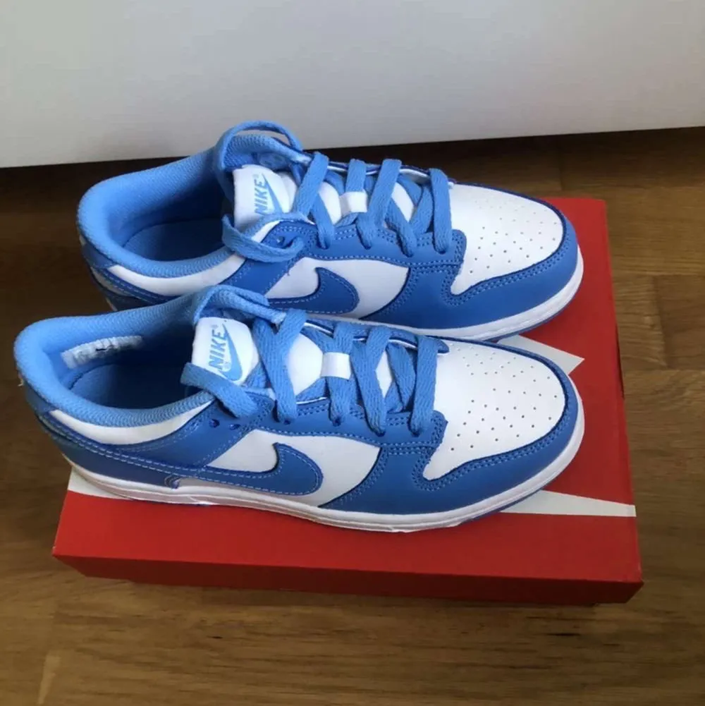 Hej! Har ett par helt nya Nike dunks i storlek 35. Dem är aldrig använda och ligger i sin original förpackning. . Skor.