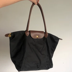Longchamp väska - Fin longchamp väska som inte kommer till använding. Kan ej säga något om äktheten, därav priset. Köpare står för frakt.