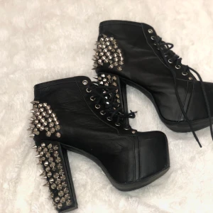 👞  - JÄTTE snygga skor! Köp på second hand🛍 saknas några nittar, storlek 38-39  ( frakt 15 )