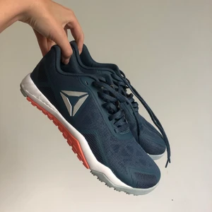 Reebok spring/gym skor - Super lätta, helt oanvända Reebok skor. Säljer då de var de lite för små för mig. De väger nästan ingenting men ger bra stöd- ultimata för att springa eller gymma i! Köpare står för frakt.
