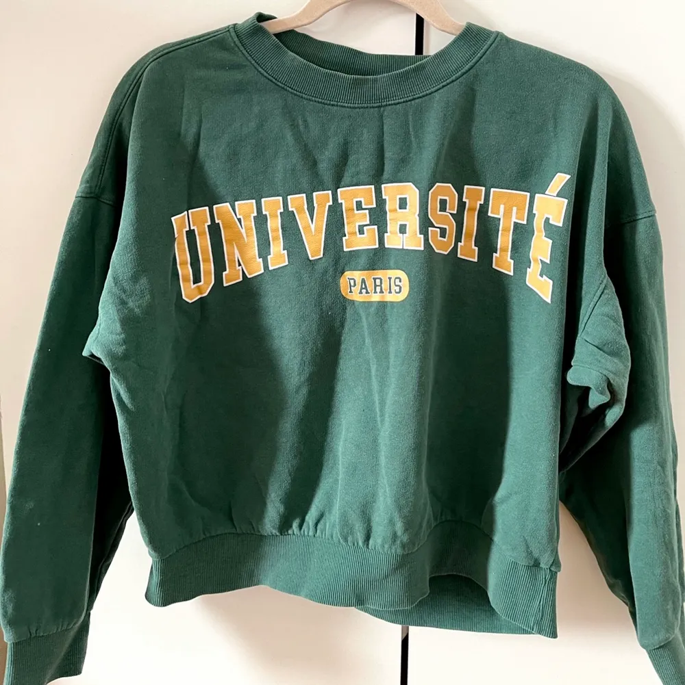 En fin enkel grön sweatshirt som jag väljer sälja för att har haft den ett tag men inte användt den.. Tröjor & Koftor.