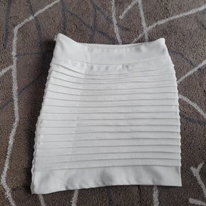 Vit pennekjol XS - Vänligen läs noga innan du köper. En vit plissrad pennkjol i storlek XS, med insydd dragkedja på sidan av kjolen. Riktigt snygg till sommarbrännan. Köparen står för all eventuell fraktkostnad. Betalning sker innan vara skickas eller vid överlämning. Endast swish.