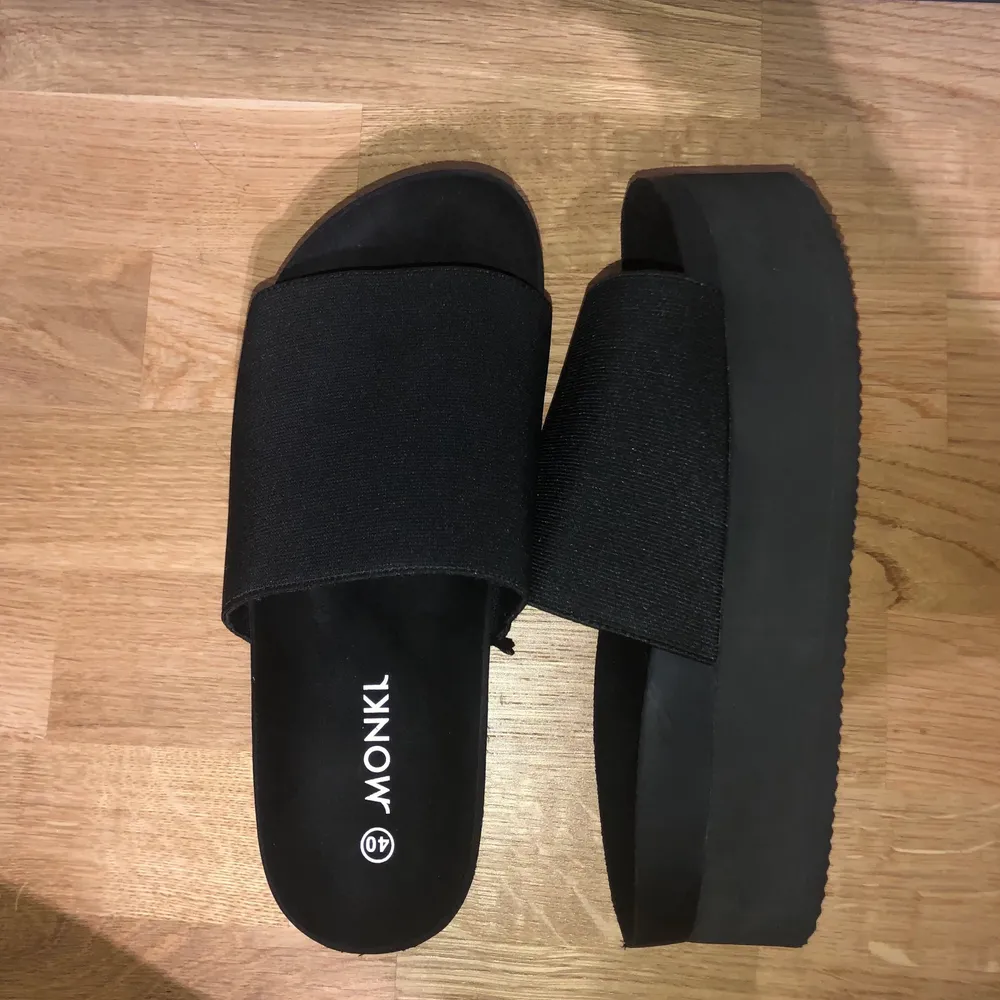 Nya sandaler med klack från Monki i bra skick, använda 1 gång. Sista bilden är min🌸🌈💕 frakt tillkommer . Skor.