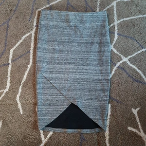 Gråmelerad pennkjol Gina Tricot XS - Vänligen läs noga innan du köper. Pennkjol med snygg cut nertill. Inköpt från Gina Tricot i storlek XS. Köparen står för all eventuell fraktkostnad. Betalning sker innan vara skickas eller vid överlämning. Endast swish.
