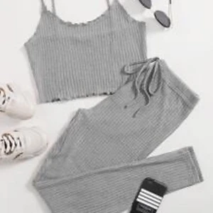 Shein set  - Helt oanvänt, endast testat shein set. Frakt tillkommer. Om flera är intresserade aktiveras budgivning.