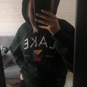 Grön hoodie 💘 - Man ser inte riktigt på bilderna men den är mörkgrön 💕 Storlek S (herrstorlek) 💝 skriv privat för fler bilder, köparen står för frakt!! 💗