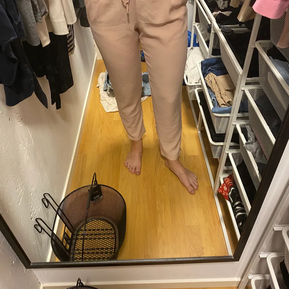 Ljus rosa byxor från zara köpta för några år sen men använd på ett dop bara. Storlek Small . Jeans & Byxor.
