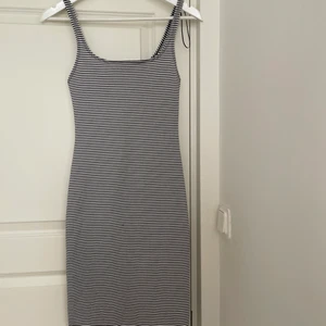 Zara figursydd klänning storlek s - Sitter super snyggt hårt och bra material knappt använd