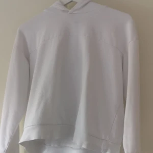 Vit hoodie  - En jätte fin hoodie vet ej tyvärr vart den kommer ifrån☺️