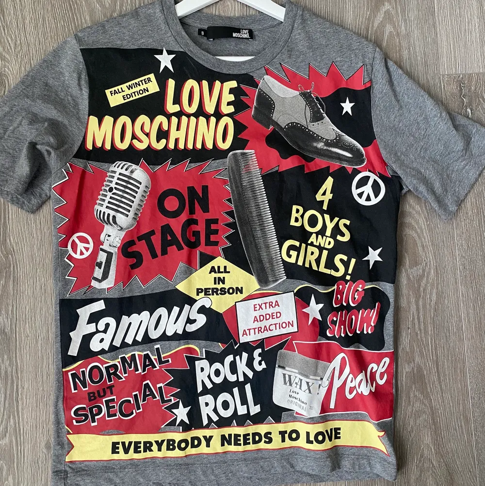 Cool och väldigt unik Love moschino tshirt! Superfint skick, frakt tillkommer🤍🤍. T-shirts.