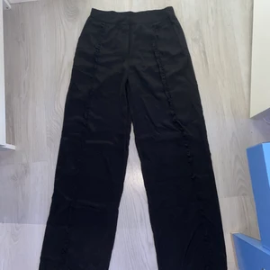 Svart byxor  - aldrig använt , har fortfarande den ursprungliga prislappen. Har utsvängda ben.