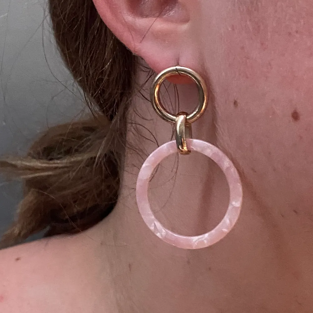 Säljer dessa matchande rosa öronhängen, ett par är lite större, andra är lite mindre. Att köpa båda kostar 55kr plus frakt. Styckpris 30kr plus frakt🧸. Accessoarer.