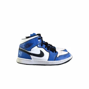 Jordan 1 mid signal blue  - Helt fräscha jordan 1 signal blue. Lite creasing annars som nya! Orginalbox medföljer